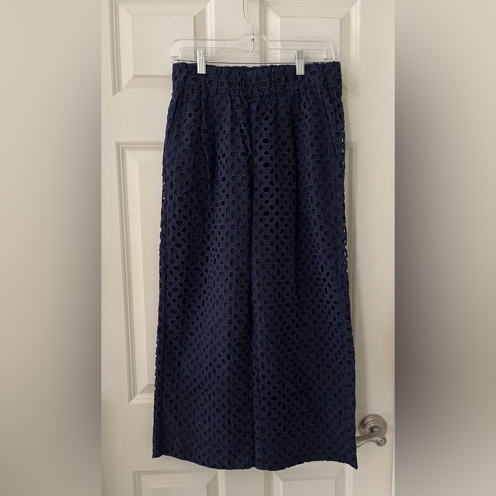 Women’s J Crew Navy Crop Embroidered Eyelet
Pants Size 6 Elastic waistband